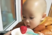 ママが思いついた子供に苦いお薬を飲ませる方法がユニークで面白い（中国）