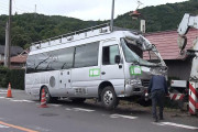 「日テレ」と書かれたマイクロバスが民家に突っ込む事故　運転操作誤る　けが人なし　茨城・城里町