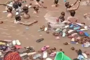 【動画】罪を洗い流そうとスリッパで満たされた聖なる池に浸かる人たち。（インド）