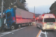 【画像】軽自動車が大型トラックと正面衝突した結果・・・・・・