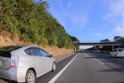 【動画】常磐自動車道で無茶な運転をするプリウスが目撃される。