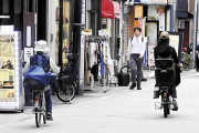 自転車ヘルメット浸透せず、都内着用９％…「面倒」「置き場所ない」「髪形崩れる」