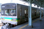 日本の鉄道ファンは、完璧な写真を撮るためならどんな努力も惜しまない…？「無限列車が到着したときの大騒ぎを想像してください」「電車パパラッチ」海外の反応