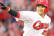 カープ會澤、先制タイムリー！1塁ベース上でガッツポーズ連発！
