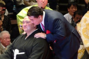 【大相撲】日馬富士が稀勢の里にキス、ネットでは怪しい噂が蔓延・・・・