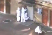 中国政府、コロナが発生したマンションの扉を溶接、餓死者は運び出して火葬していた
