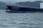 【動画】 貨物船が遊漁船に近づきロケット花火を打って嫌がらせの瞬間を激撮 ⇒ 厳重注意処分に疑問の声