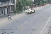 【動画】中国、恐怖！駐車しようとしたテスラ車が突如暴走、高速走行モード、クラッシュ！