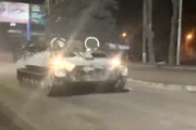 【動画】ロシア軍の装甲車や軍用トラックがウクライナ東部を走行しはじめる。