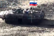 【動画】仲間の戦車と勘違いして近づいたロシア軍の兵員輸送車、至近距離から主砲をぶっ放される。