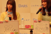 【乃木坂46】田村真佑、DARS記者発表会でライバル企業のキャラクターを描いてしまうwww