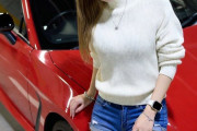 【画像】AI疑惑がかけられてる車好き女子がこちら、お前らはどう思う？