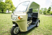 125ccで三人乗り！屋根もついてるしもうこれで十分じゃん。車なんてやめてこれにしたらどう？