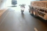 そのすり抜けは死ぬｗｗｗ見えてない車線に超速で突っ込んだバイク乗りが(ﾟoﾟ)