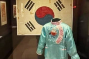 【教授】 チャイナがまた強引にチャイナ風「韓国伝統衣装」展示したオーストラリアの戦争記念館が物議を醸す