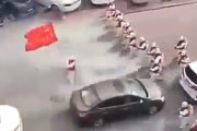 【動画】中国、防疫部隊 消毒液噴射の「突撃やけっぱち感」がすごい～！