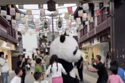 中国の子供たち、かわいいパンダの着ぐるみを蹴ったり叩いたりする