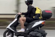 【動画】原付バイクさん、とんでもない方法でパトカーから逃亡してしまう