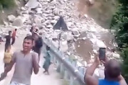 【動画】がけ崩れの野次馬が近すぎて大ピンチに。（ネパール）
