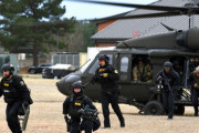 米空軍基地で保安官事務所の特別対応チームと警備隊が合同テロ対策訓練…ブラックホークヘリから降り立つ！