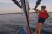 ウィンドサーフィンを楽しんでいます。海外の反応
