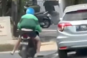【動画】遅い車を左側から抜こうとしたバイク乗りが悲惨なことにｗｗｗ