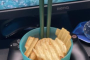 【画像】最近の日本人、ポテトチップスを箸で食べる人が急増してしまう