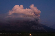 【動画】インドネシア・スメル火山で規模の大きな噴火！噴煙は高度1万5000mに
