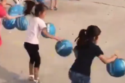 【動画】　中国人キッズの間で流行中のボール遊びｗｗｗｗｗｗｗｗｗ
