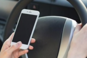 【朗報】運転中「ながらスマホ」一発免停へ