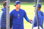 【丸太速報】ドジャース・ヘルナンデスさん、大谷翔平の手を両手で握り締めて離さない…