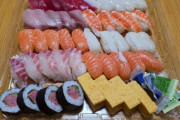 【画像】一人暮らしだけどコストコで買ってきた寿司食べるね🥺🍣