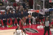 【NBA】アメン・トンプソンがダブルクラッチダンクで驚異的な運動能力を披露