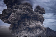 宇宙から見た火山の噴火が凄い ((((；ﾟДﾟ))))ｶﾞｸｶﾞｸﾌﾞﾙﾌﾞﾙ