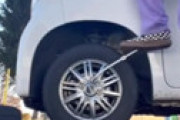 【動画】 女子のタイヤ交換の様子、ガチでヤバすぎる 「こういうバカがハブボルト折るんやろなぁ…」