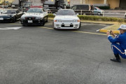 R34 GT-R乗りのお巡りさん「おっ！R32じゃん！一緒に写真撮ったろ！」