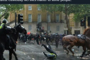 アメリカの黒人デモ、なぜか馬にレンガが投げつけイギリスの女性警官に大怪我を負わせてしまう