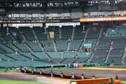 阪神園芸が始動！午後４時36分から甲子園のシートを撤去、雨がおさまる絶妙なタイミング