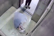 【動画】中国、ゴミ袋を持ってきた女性がエレベーターの中にゴミをぶち撒ける！