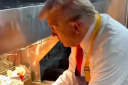 トランプ前大統領、マクドナルドでアルバイト体験しスマイルを届けてしまうｗｗｗｗｗｗ