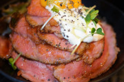 【悲報】ローストビーフ丼、丼にしない方が絶対良いし、そもそもローストビーフは米と合わない