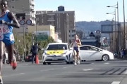 全国高校駅伝に突入したプリウスの別角度の映像を見てみると。