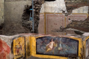 ポンペイ遺跡から2000年前のローマ時代の食堂が発見される鶏やカモの絵、人の骨まで見つかる