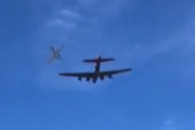 海外「アメリカ、航空ショーでWW2時代の飛行機二機が空中衝突」