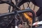 高い自転車は鍵をつけていても要注意。白昼堂々とグラインダーで鍵を破壊する自転車泥棒。海外の反応