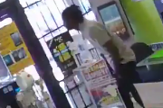 【動画】黒人さん、強盗に入るも店員に逃げられてしまう