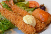 【悲報】ワイのヨッメ、エビフライに醤油をかける…😨