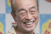 【動画】「志村けん」さんを表す手話、まさかの「あの伝説のポーズ」だった！！　実物の手話の様子がシュールすぎて驚く人が続出