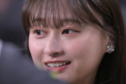 「こんな美人が客席に!?」「ドキドキするわ」元日向坂46影山優佳さんがユニ&ミニスカで日本代表戦へ