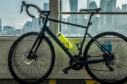 自転車なのにレーサーみたいに体傾ける奴